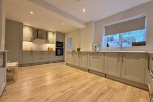 25' Kitchen/Dining Room- click for photo gallery